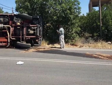 Ανατροπή φορτηγού έξω από τη Θεσσαλονίκη - Έκλεισαν δύο λωρίδες του δρόμου